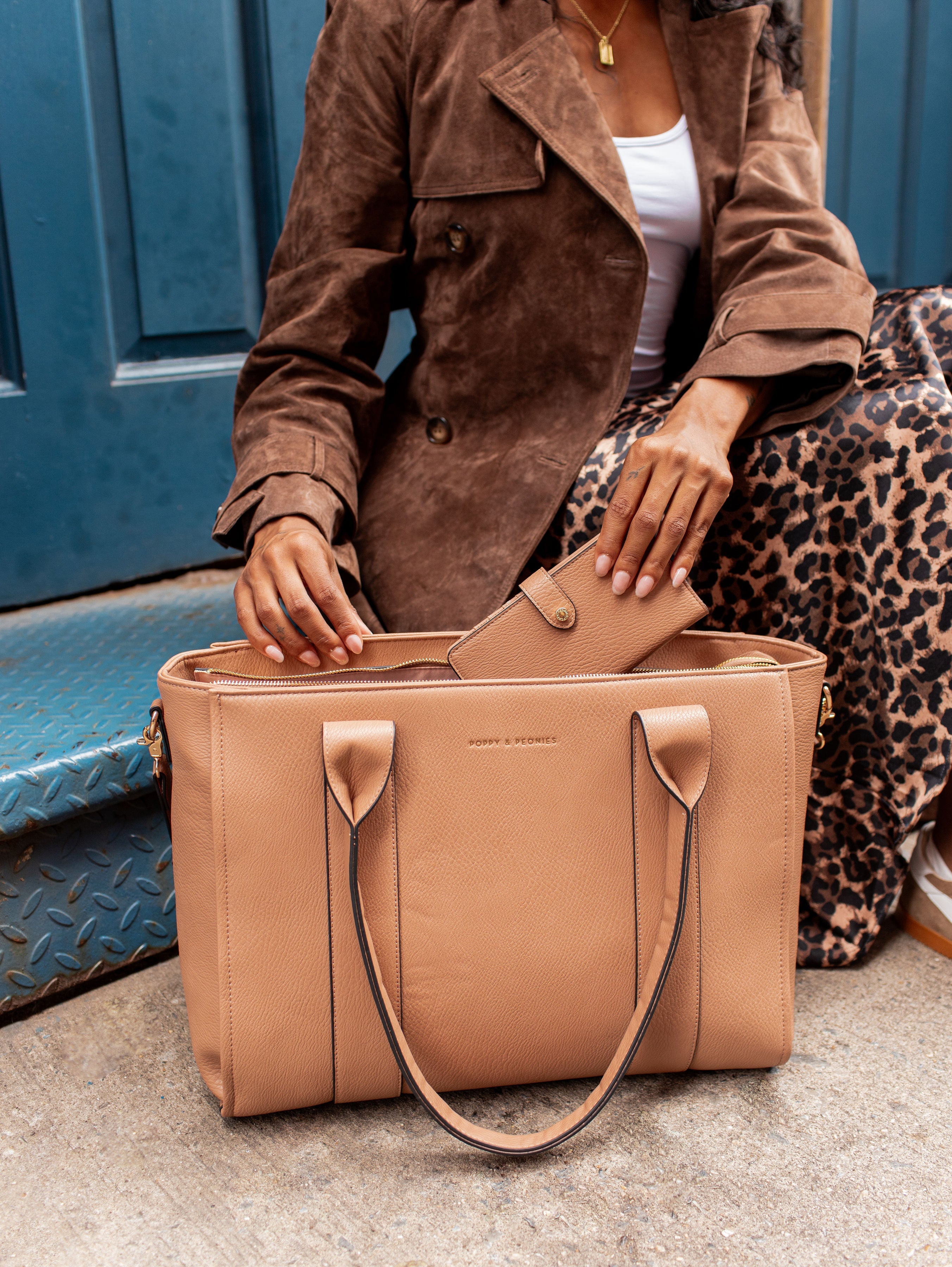 Multitasker Tote Mocha Mousse | Poppy and Peonies – Poppy & Peonies