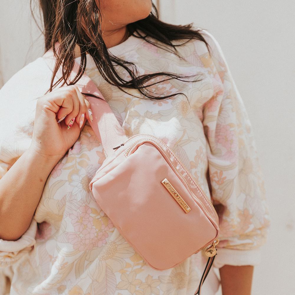 On the Run belt bag blush